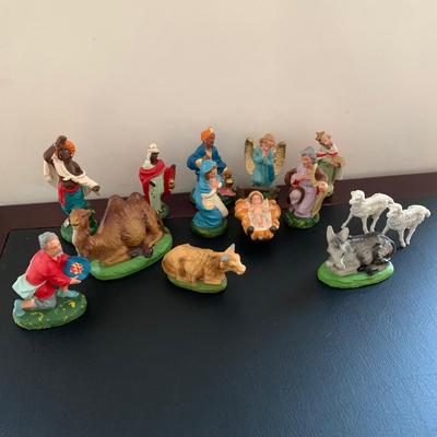 LOT 225 M: Nativity Sets Collection