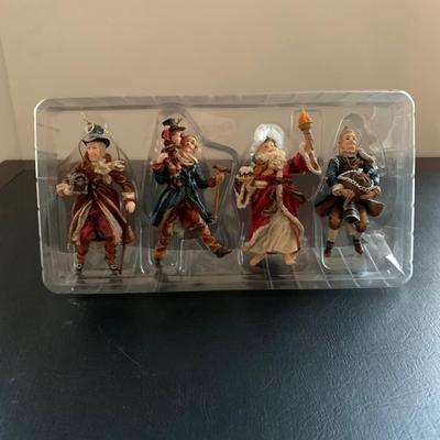 LOT 226 M: Department 56 Ghost Of X'mas Ornament Set & Dickens Village Series "Gad's Hill Place"