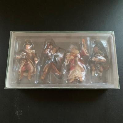 LOT 226 M: Department 56 Ghost Of X'mas Ornament Set & Dickens Village Series "Gad's Hill Place"