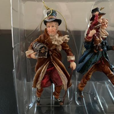 LOT 226 M: Department 56 Ghost Of X'mas Ornament Set & Dickens Village Series "Gad's Hill Place"