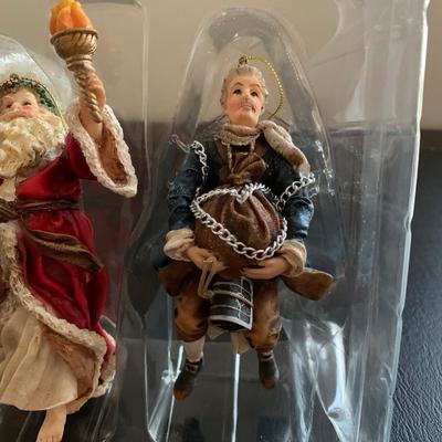 LOT 226 M: Department 56 Ghost Of X'mas Ornament Set & Dickens Village Series "Gad's Hill Place"