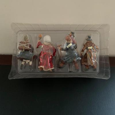 LOT 226 M: Department 56 Ghost Of X'mas Ornament Set & Dickens Village Series "Gad's Hill Place"