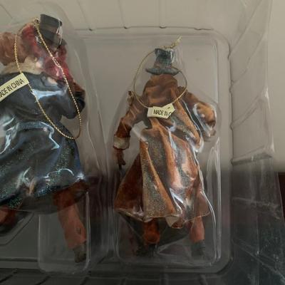 LOT 226 M: Department 56 Ghost Of X'mas Ornament Set & Dickens Village Series "Gad's Hill Place"