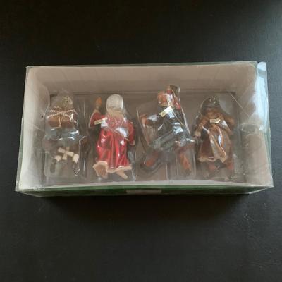 LOT 226 M: Department 56 Ghost Of X'mas Ornament Set & Dickens Village Series "Gad's Hill Place"