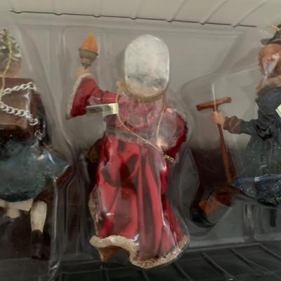 LOT 226 M: Department 56 Ghost Of X'mas Ornament Set & Dickens Village Series "Gad's Hill Place"