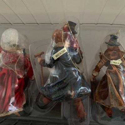 LOT 226 M: Department 56 Ghost Of X'mas Ornament Set & Dickens Village Series "Gad's Hill Place"