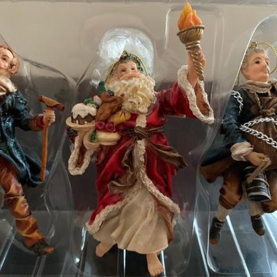 LOT 226 M: Department 56 Ghost Of X'mas Ornament Set & Dickens Village Series "Gad's Hill Place"