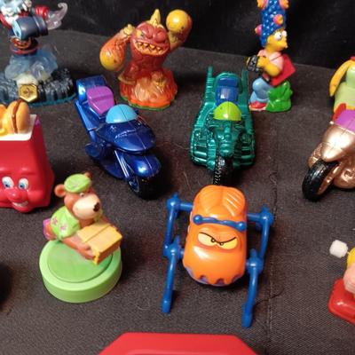 A GOOD ASSORTMENT OF EARLY KIDS MEAL TOYS