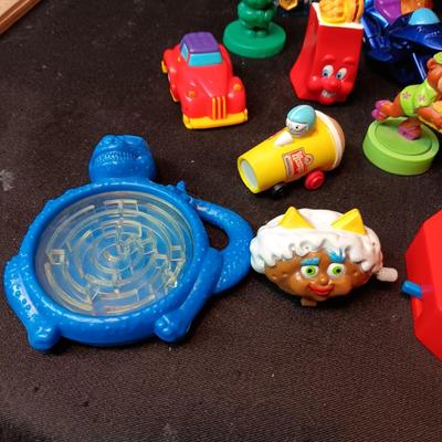 A GOOD ASSORTMENT OF EARLY KIDS MEAL TOYS
