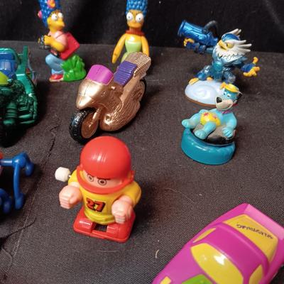 A GOOD ASSORTMENT OF EARLY KIDS MEAL TOYS