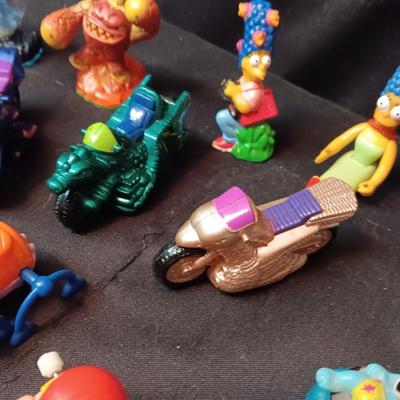 A GOOD ASSORTMENT OF EARLY KIDS MEAL TOYS