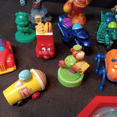 A GOOD ASSORTMENT OF EARLY KIDS MEAL TOYS