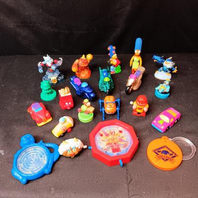 A GOOD ASSORTMENT OF EARLY KIDS MEAL TOYS