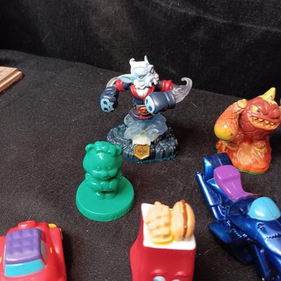 A GOOD ASSORTMENT OF EARLY KIDS MEAL TOYS