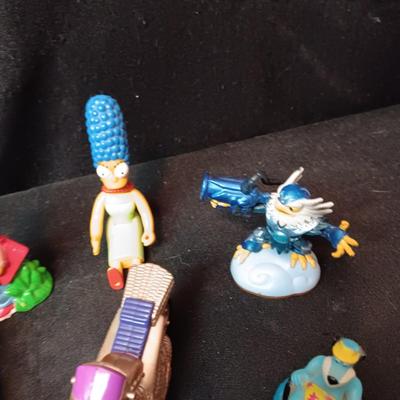 A GOOD ASSORTMENT OF EARLY KIDS MEAL TOYS