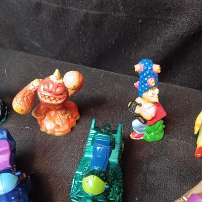 A GOOD ASSORTMENT OF EARLY KIDS MEAL TOYS