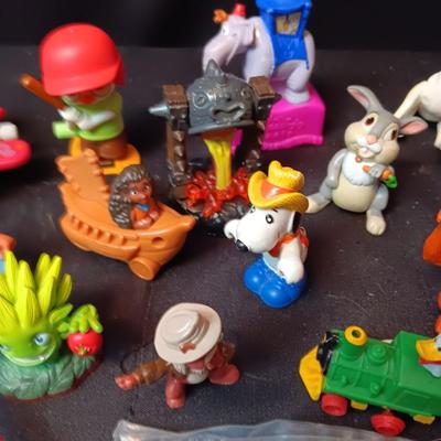 A COLLECTION OF EARLY KIDS MEAL TOYS