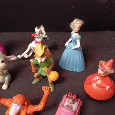 A COLLECTION OF EARLY KIDS MEAL TOYS