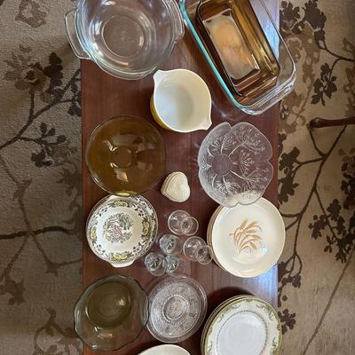 COFFEE TABLE/MISC VTG GLASSWARE LOT