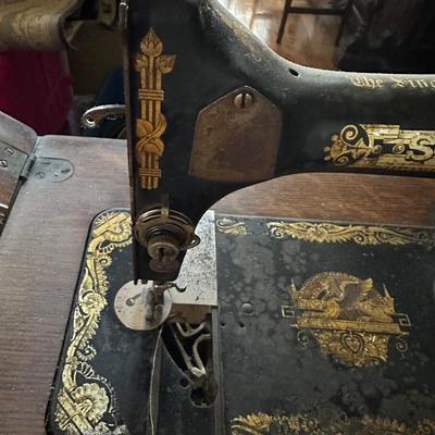 ANTIQUE SINGER SEWING MACHINE IN CABINET