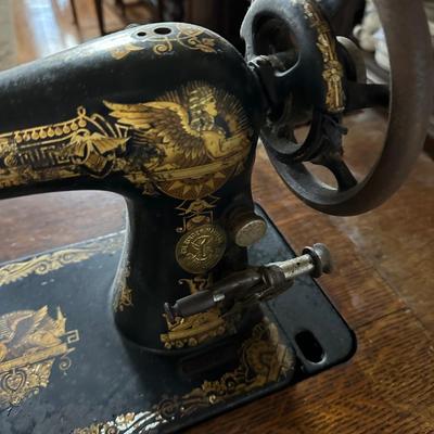 ANTIQUE SINGER SEWING MACHINE IN CABINET
