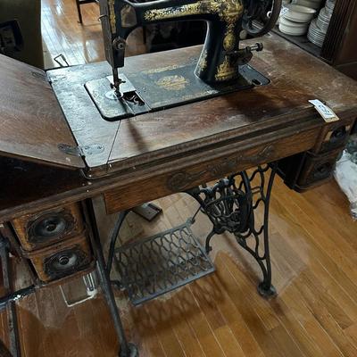 ANTIQUE SINGER SEWING MACHINE IN CABINET