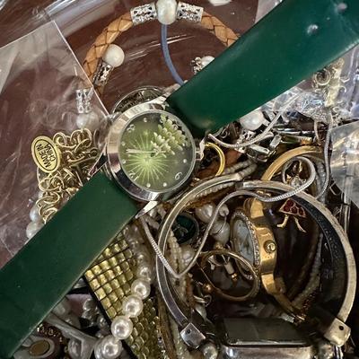 COSTUME JEWELRY LOT