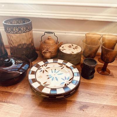 BROWN GLASSWARE LOT