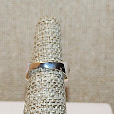 Size 6 Triple Rows of BLUE & CLEAR Stones Ring on a Silver Tone Band (5.4g)