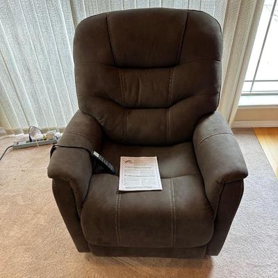 LIKE NEW ASHLEY SIGNATURE DESIGN POWER LIFT RECLINING CHAIR