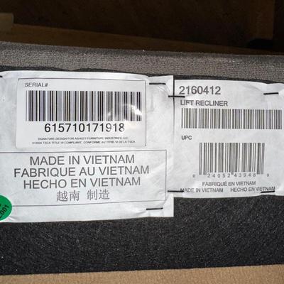 LIKE NEW ASHLEY SIGNATURE DESIGN POWER LIFT RECLINING CHAIR