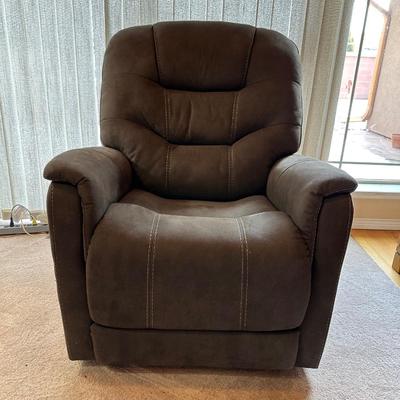 LIKE NEW ASHLEY SIGNATURE DESIGN POWER LIFT RECLINING CHAIR