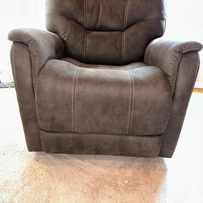 LIKE NEW ASHLEY SIGNATURE DESIGN POWER LIFT RECLINING CHAIR
