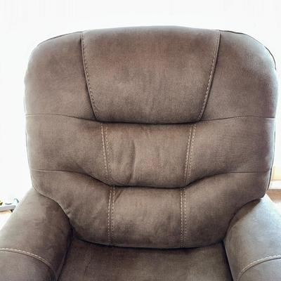 LIKE NEW ASHLEY SIGNATURE DESIGN POWER LIFT RECLINING CHAIR