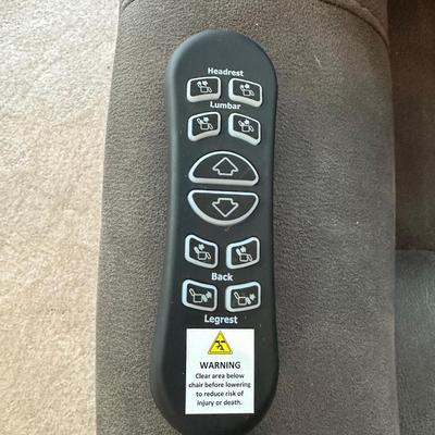 LIKE NEW ASHLEY SIGNATURE DESIGN POWER LIFT RECLINING CHAIR