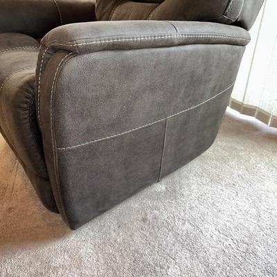 LIKE NEW ASHLEY SIGNATURE DESIGN POWER LIFT RECLINING CHAIR
