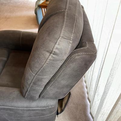 LIKE NEW ASHLEY SIGNATURE DESIGN POWER LIFT RECLINING CHAIR