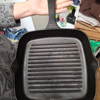 2 Cast iron Pans
