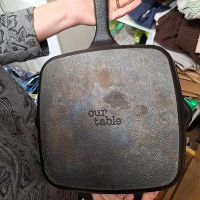 2 Cast iron Pans