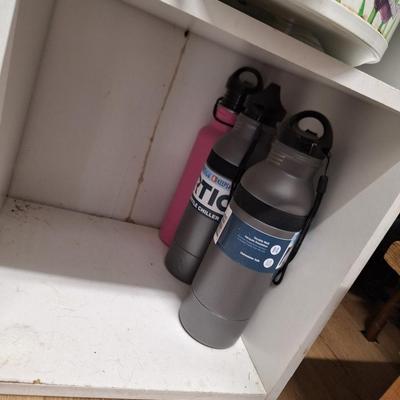 3 thermos