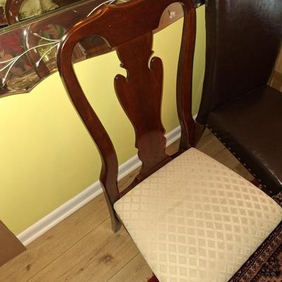 Dining Room Table w/ 6 chairs, leaf and pads