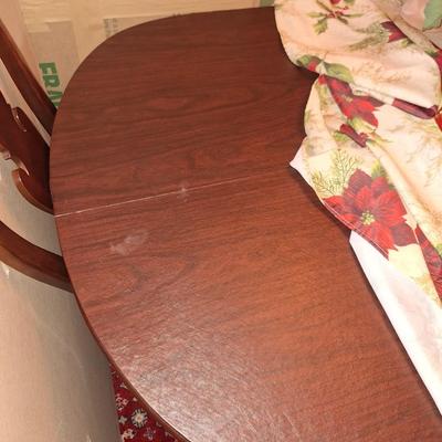 Dining Room Table w/ 6 chairs, leaf and pads