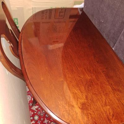 Dining Room Table w/ 6 chairs, leaf and pads