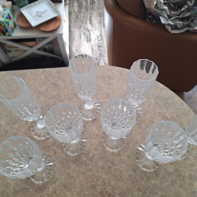 8 wine glasses (4 red & 4 white)