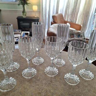 8 wine glasses (4 red & 4 white)
