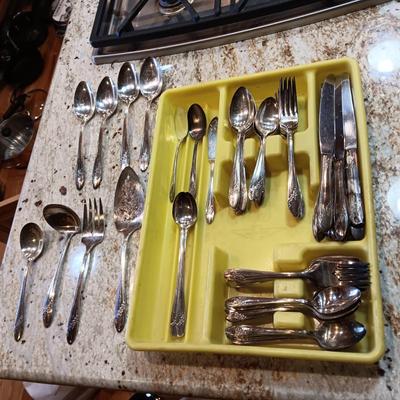 ONEIDA FLATWARE 7 PLACE SETTING WITH SERVING UTENSILS