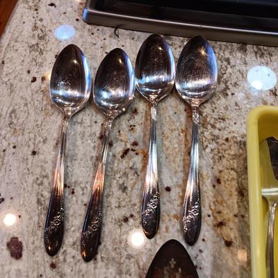 ONEIDA FLATWARE 7 PLACE SETTING WITH SERVING UTENSILS