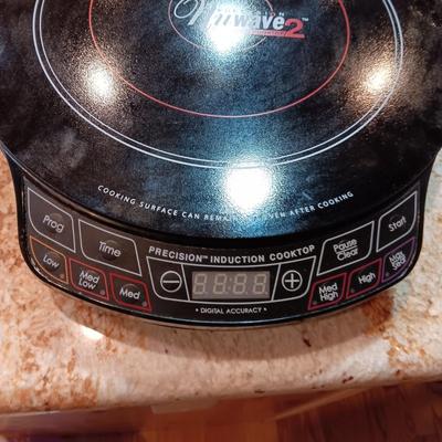 NUWAVE INDUCTION COOKTOP AND SAUCEPAN PLUS A CORNING WARE CASSEROLE DISH