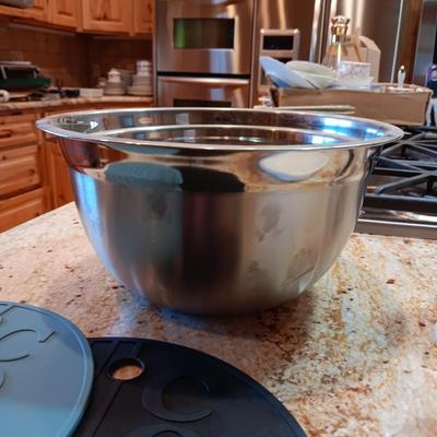 STAINLESS STEEL NESTING BOWLS, CORNING WARE PAN, SALT/PEPPER MILLS AND POT HOLDERS