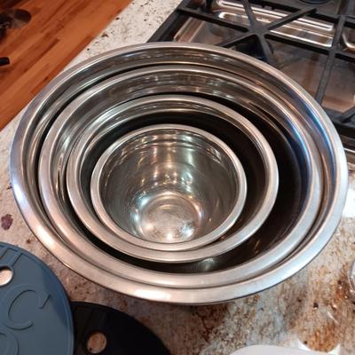 STAINLESS STEEL NESTING BOWLS, CORNING WARE PAN, SALT/PEPPER MILLS AND POT HOLDERS